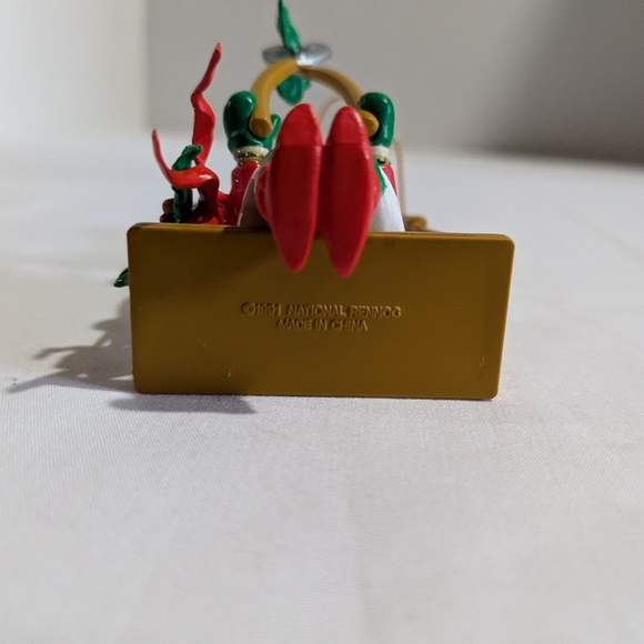 Christmas Charmers Santa Trimming the Mistletoe vtg 1991 Rennoc - Picture 8 of 11